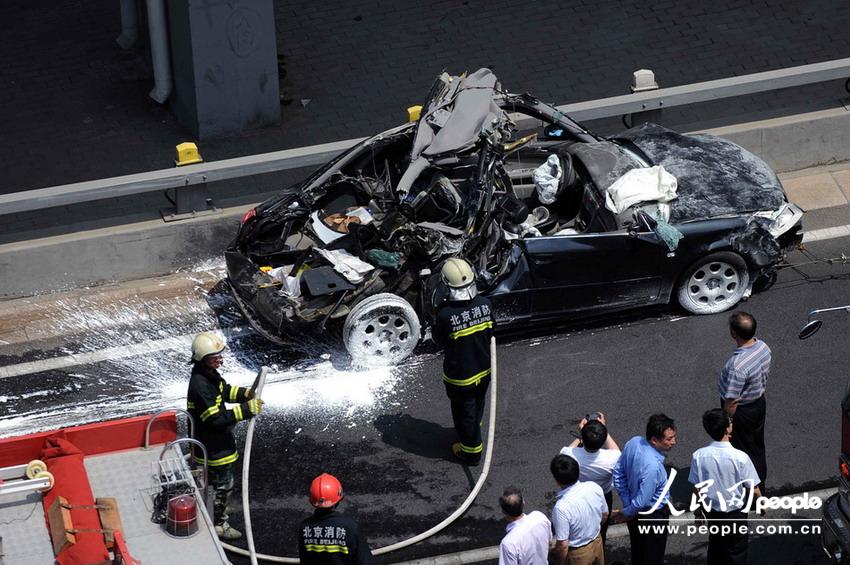 北京大客車追尾碾壓奧迪司機被困車中。
