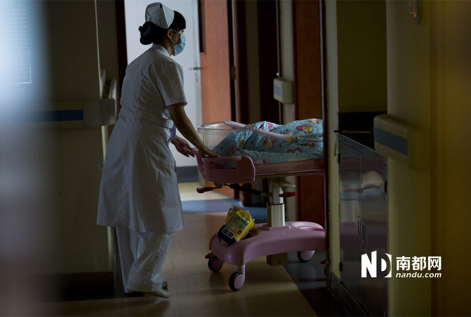 新生男嬰頭腳對折被棄公廁 新生男嬰頭腳對折被棄公廁