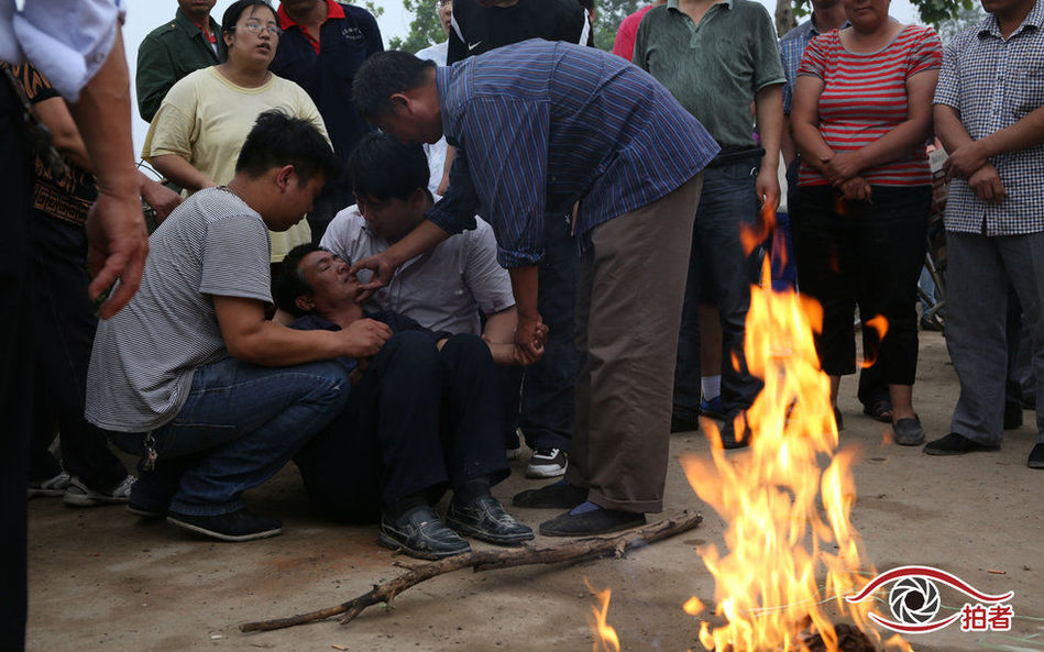 一女生高考途中墜排水溝 一女生高考途中墜排水溝