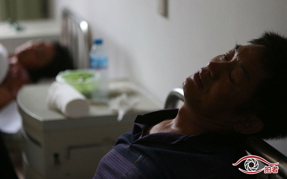 一女生高考途中墜排水溝 一女生高考途中墜排水溝