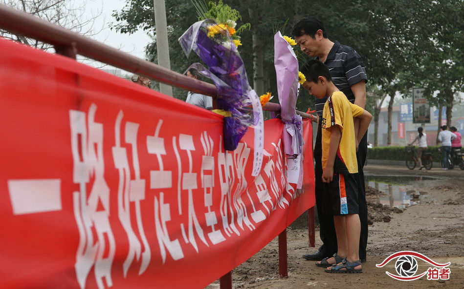 一女生高考途中墜排水溝 一女生高考途中墜排水溝