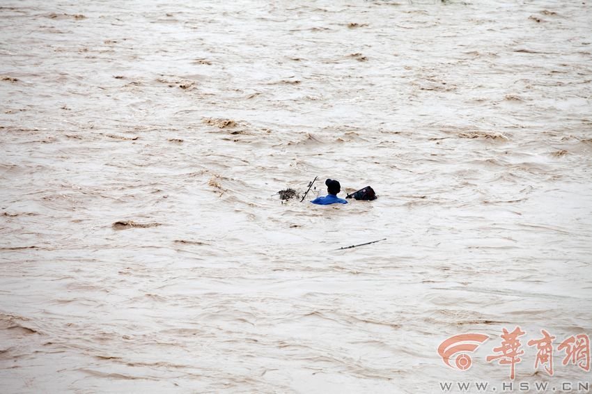 消防官兵試圖將救援的繩索扔到河中央，然而嘗試幾次都失敗。此時(shí)，河水已經(jīng)淹沒到四周，男子在一平方米的“