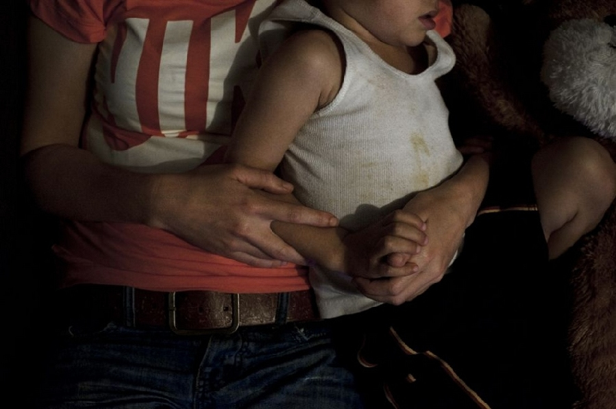 年輕單親媽媽的艱難生活 年輕單親媽媽的艱難生活