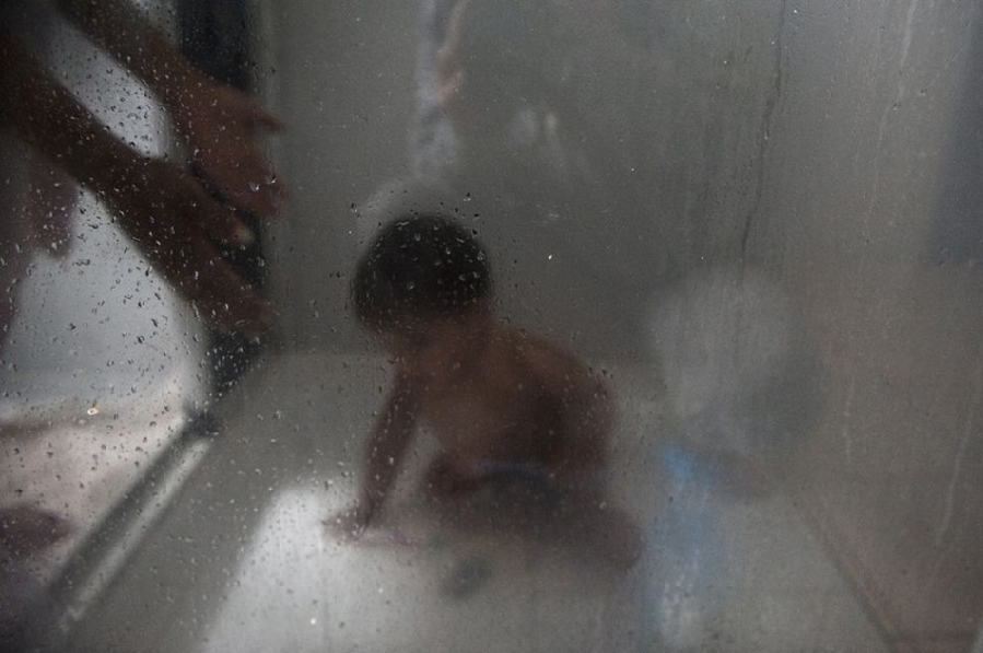 年輕單親媽媽的艱難生活 年輕單親媽媽的艱難生活