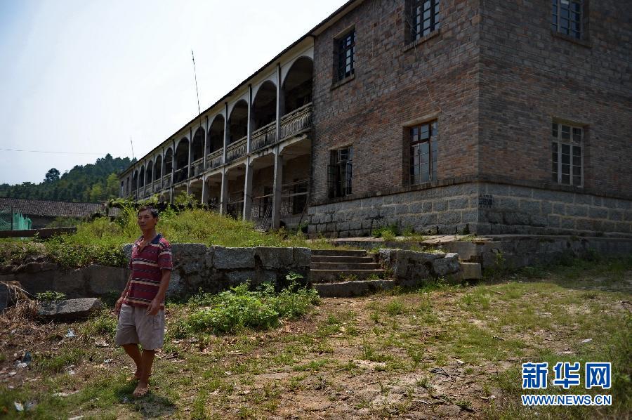 農(nóng)場(chǎng)棚戶區(qū)的最后留守家庭：留下的是回憶，迎來(lái)的是幸福