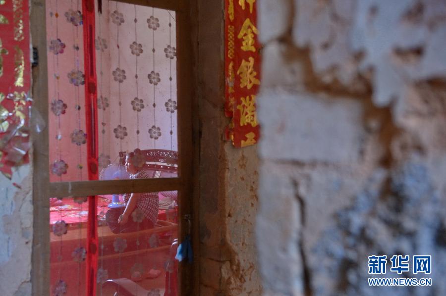 農(nóng)場(chǎng)棚戶區(qū)的最后留守家庭：留下的是回憶，迎來(lái)的是幸福