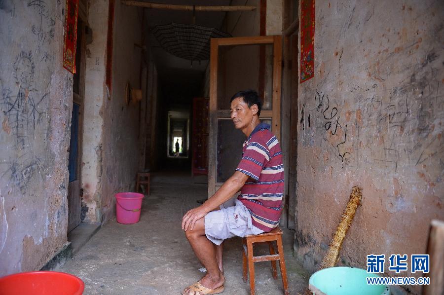 農(nóng)場(chǎng)棚戶區(qū)的最后留守家庭：留下的是回憶，迎來(lái)的是幸福