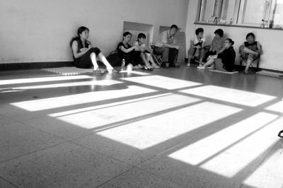 女童的家屬在醫(yī)院走廊中等待。京華時報記者趙思衡攝