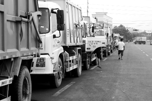 垃圾車排隊等著卸垃圾，有司機已等了四五個小時