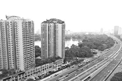 昨日，人濟(jì)山莊小區(qū)，與其他樓相比，B棟樓頂層天臺(tái)上違規(guī)建造了一棟兩層小樓，假山大樹俱全。新京報(bào)記者