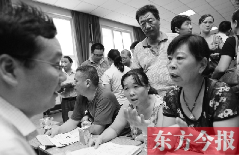 帶著孩子小升初的諸多疑問(wèn)，眾多家長(zhǎng)（右）向教育部門咨詢