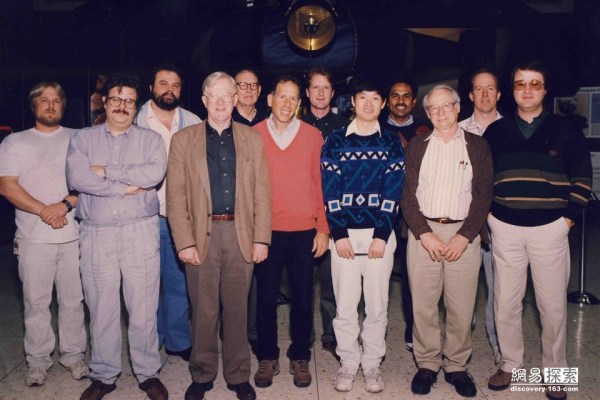 圖為照顧旅行者的工作人員。