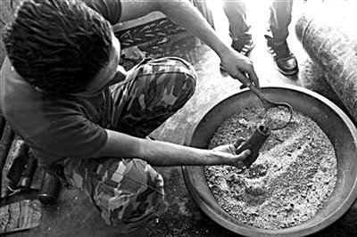 10日，敘反對(duì)派人員正在制作武器。