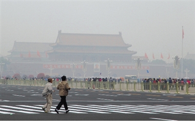 9月29日，游客行走在天安門廣場西側路上，當日霧霾嚴重。