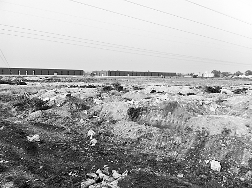 兩年半時(shí)間里，空曠的院子里，只有北側(cè)建成了兩棟空空的廠房。