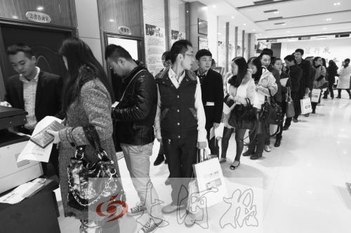 昨天,除復(fù)印材料處有新人排隊外,金水區(qū)民政局婚姻登記處大廳內(nèi)處未見新人排隊的火爆場景。