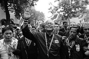 素貼參加游行示威。