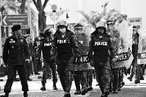 泰警察出動。