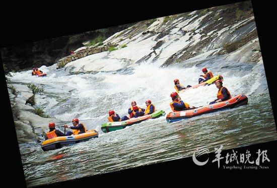 　　湖北紅安縣,游客在對天河漂流。