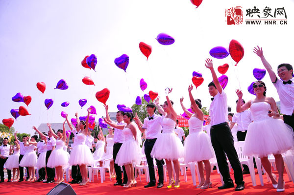 初夏喜宴八方客,千島笑迎粉佳人。