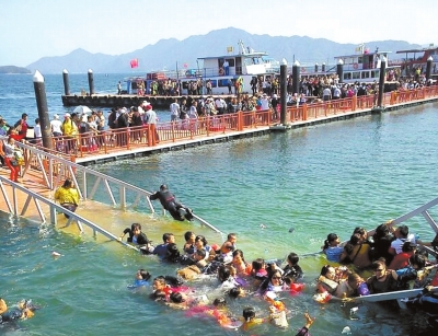 昨天，廬山西海景區(qū)過橋塌陷，致十?dāng)?shù)名游客落水。圖/東方IC