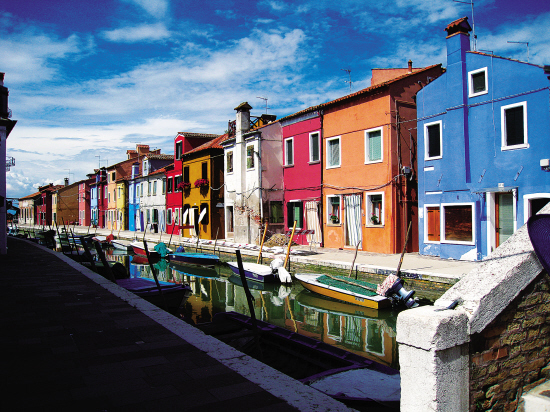 意大利布拉諾 剪碎的彩虹撒在美麗小城(圖) 意大利布拉諾 剪碎的彩虹撒在美麗小城(圖)