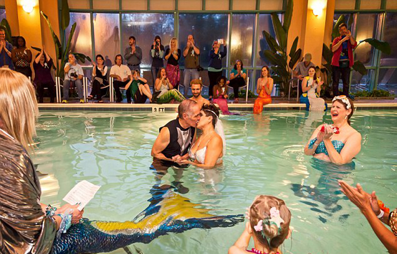 美國(guó)舉辦美人魚(yú)大會(huì) 超300名"人魚(yú)"盛裝參加 美國(guó)舉辦美人魚(yú)大會(huì) 超300名"人魚(yú)"盛裝參加