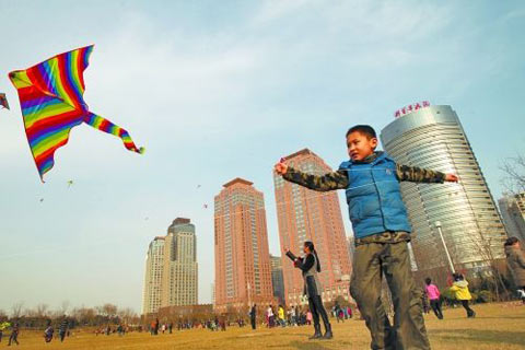 河南天氣晴好若初春 民眾“忙趁東風(fēng)放紙鳶” 河南天氣晴好若初春 民眾“忙趁東風(fēng)放紙鳶”