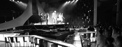 　　晚上的clubmed里有各種歡樂演出。　