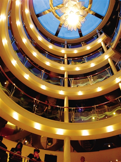 　　上下7層全部打通的大廳。