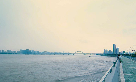 春汛大潮期 聽潮錢塘江 春汛大潮期 聽潮錢塘江