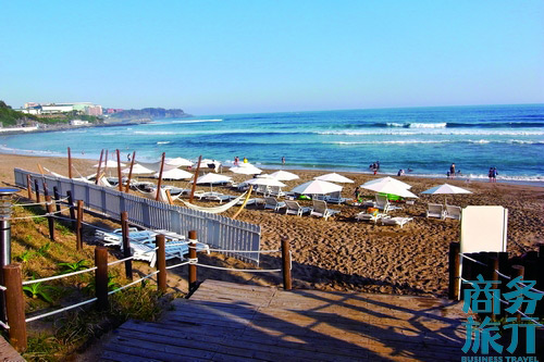 有一段偶來(lái)小路經(jīng)過(guò)新羅酒店所在的沙灘。