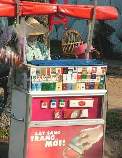 　煙攤，越南街頭隨處都是這樣的流動小攤。