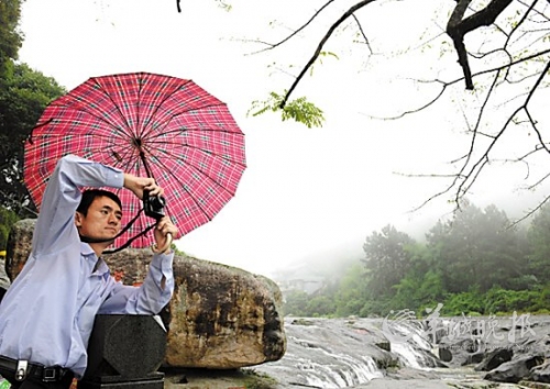 九鯉湖景區(qū)大霧籠罩,霧中美景若隱若現,宛如人間仙境。