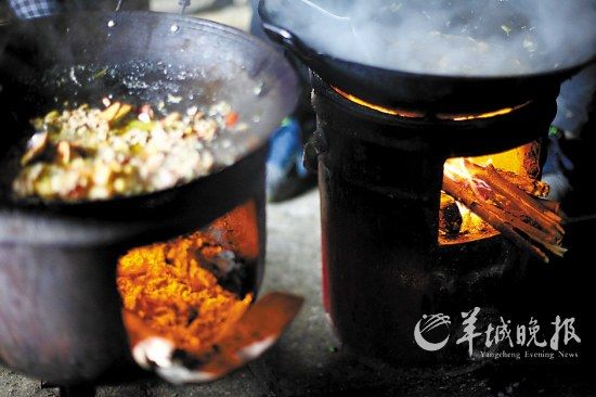 　　吃幾頓土家飯,喝幾杯土家酒,嘗幾塊土家肉。