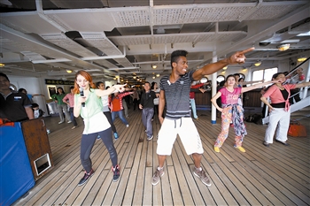 　　游客在“海娜號(hào)”郵輪甲板上共舞。