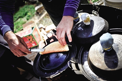 榆林街頭的特色小吃——攤餭(huáng)。