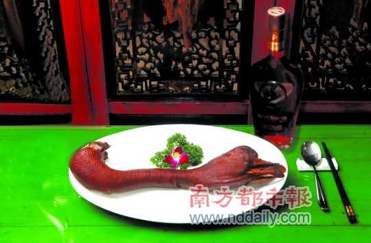 人頭馬誠(chéng)印干邑白蘭地是高端宴席的佐餐佳釀，圖為鹵水老鵝頭