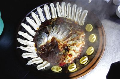 黃驊鍋灶魚(yú)，將海魚(yú)與面食相互搭配。農(nóng)業(yè)與漁業(yè)、土地與海洋，在這里構(gòu)成了微妙的平衡。