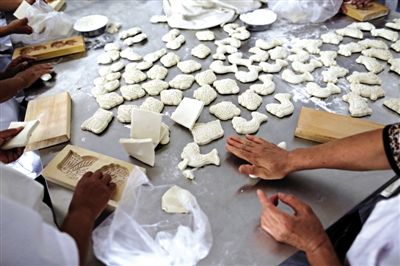 面花是黃驊最有特色的一種面食，常見(jiàn)于各種禮事和節(jié)日宴席上，充滿了儀式感。