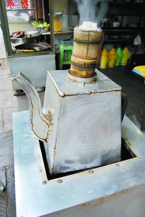 青巖古鎮(zhèn)的糕粑稀飯。