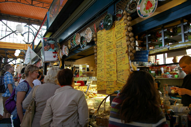 每個攤位前都是人 每個攤位前都是人