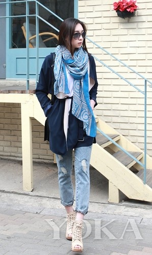 寒冬PK內(nèi)秀時(shí)尚 輕薄圍巾是主角 寒冬PK內(nèi)秀時(shí)尚 輕薄圍巾是主角