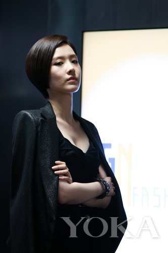 申映畫是極具事業(yè)心的富家小姐，造型簡約干練，面料質地上乘