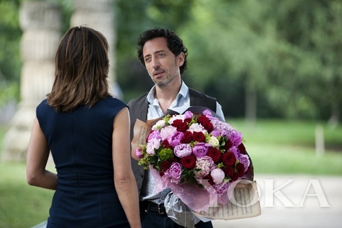 背影的完美同樣重要，衣服上的橫紋說明太緊繃、手肘處的橫紋說明肌質老化。