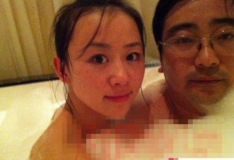 女主播紀某與國家檔案局官員范某。