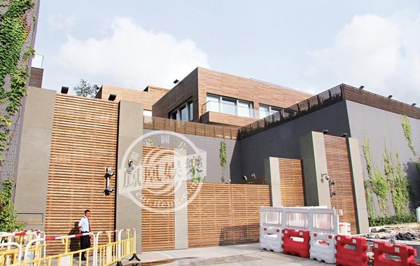 林青霞獲老公贈(zèng)價(jià)值9億多“皇宮”，圖為林青霞豪宅大門口。