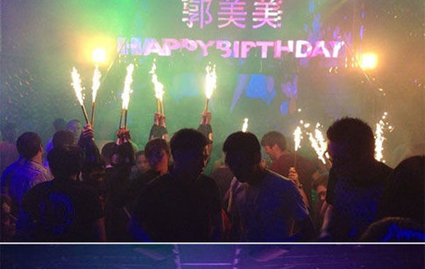 2013年6月16日下午，郭美美在網(wǎng)上曬出一組慶生照。通過(guò)照片可以看出，酒吧的巨大舞池中燃放焰火