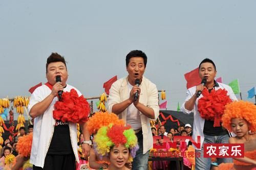 央視7套《鄉(xiāng)村大世界》節(jié)目主持人，左一為劉剛