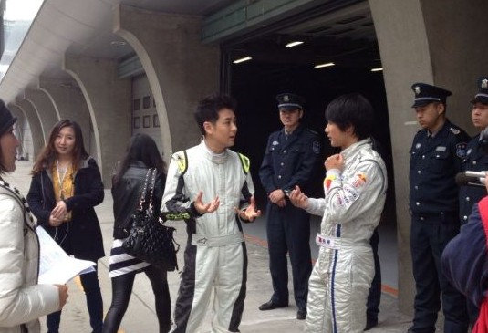 韓寒林志穎賽車(chē)場(chǎng)上相談甚歡 韓寒林志穎賽車(chē)場(chǎng)上相談甚歡